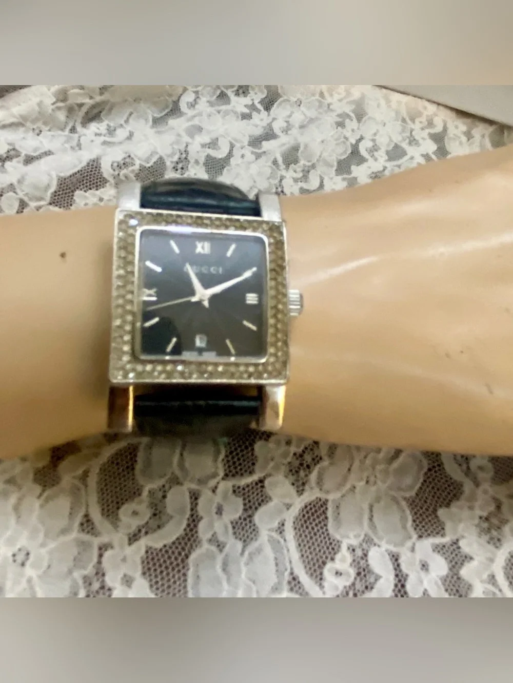 Gucci 80112 Swiss Made, Quartz Silver Tone with Rhinestones Unisex Watch
